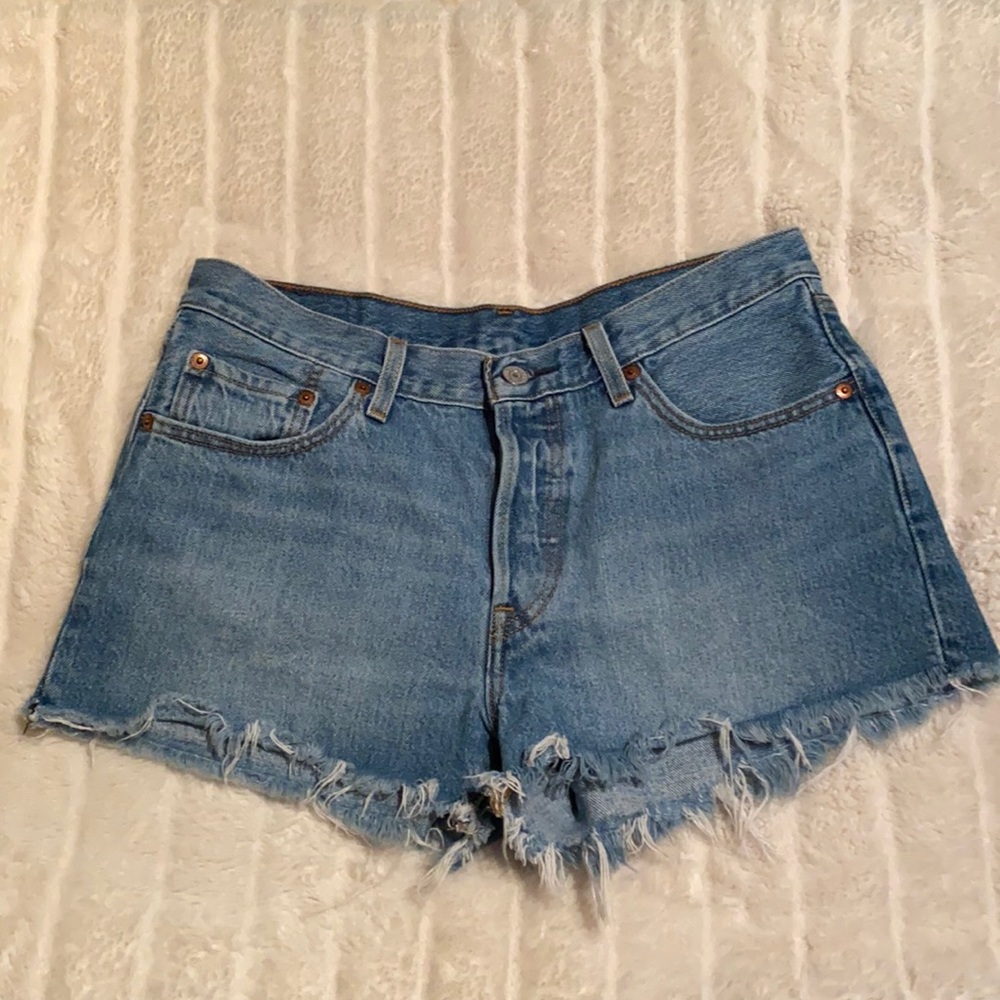 Fringed high waisted Levi shorts. Size 29